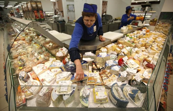 © Reuters. Прилавок с сырами в продуктовом магазине в Москве