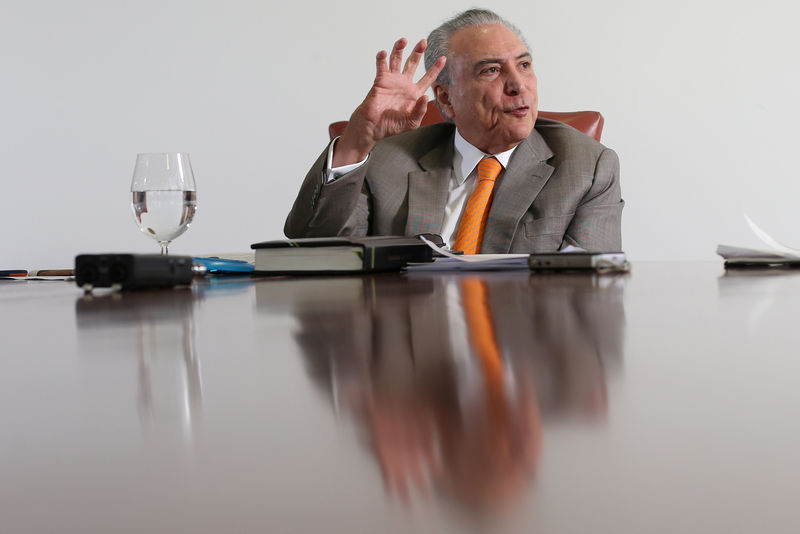 © Reuters. Presidente Michel Temer durante entrevista com a Reuters em seu gabinete, em Brasília