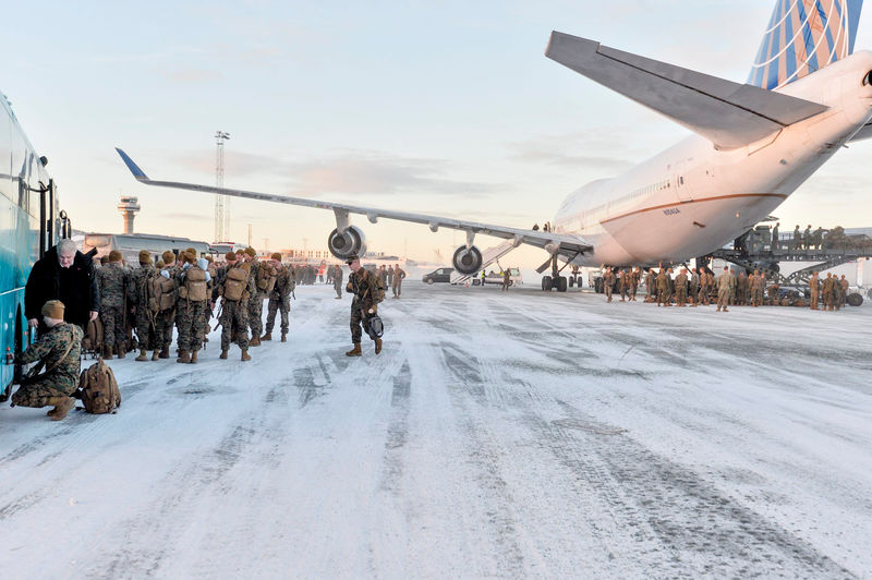 © Reuters. A Boeing 747 with some 300 U.S. Marines, who are to attend a six-month training to learn about winter warfare, lands in Stjordal