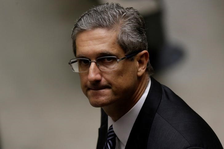 © Reuters. Deputado Rogério Rosso antes de sessão da Câmara dos Deputados, em Brasília