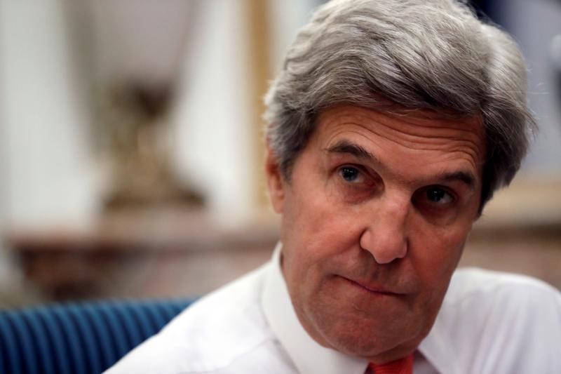 © Reuters. U.S. Secretary of State John Kerry speaks with the media after attending the Mideast peace conference in Paris