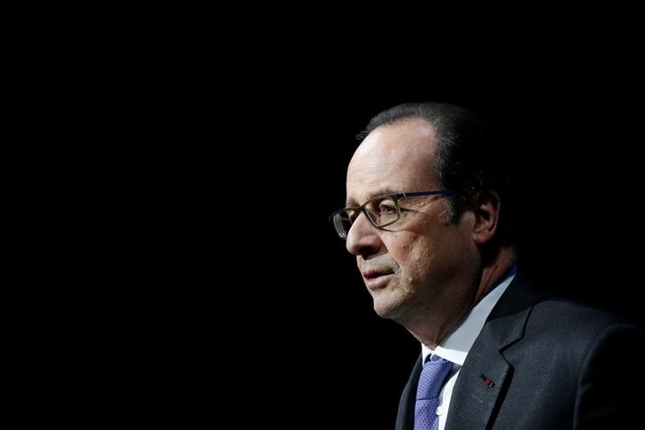 © Reuters. FrencO presidente francês François Hollande discursa durante cerimônia de abertura de cúpula em Paris, na França