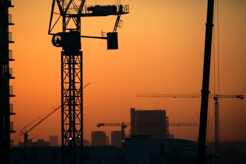 © Reuters. Cranes are seen on a construction site in London's financial district of Canary Wharf