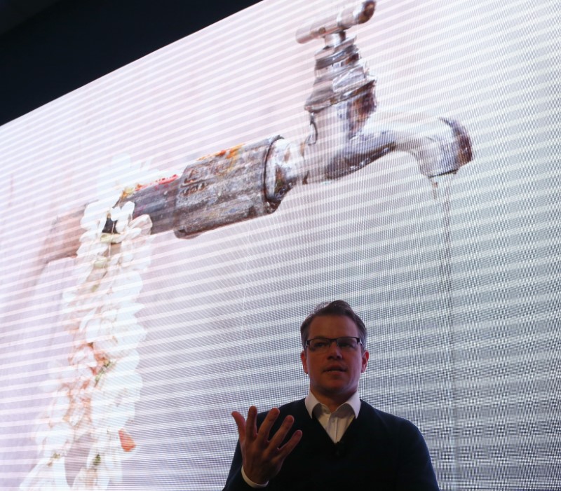 © Reuters. Actor Damon and Co-Founder of Water.org speaks during session at World Economic Forum in Davos