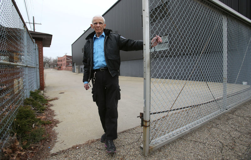 © Reuters. Security guard Jerry Meyer closes the gate to Ross's auto-parts manufacturing plant in Ohio