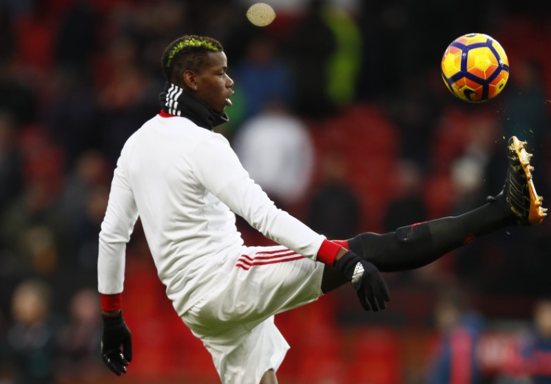 © Reuters. Manchester United's Paul Pogba warms up before the match