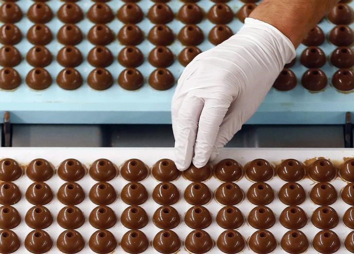 © Reuters. An employee of Swiss chocolate maker Lindt & Spruengli controls the production of Lindor chocolate balls in Kilchberg