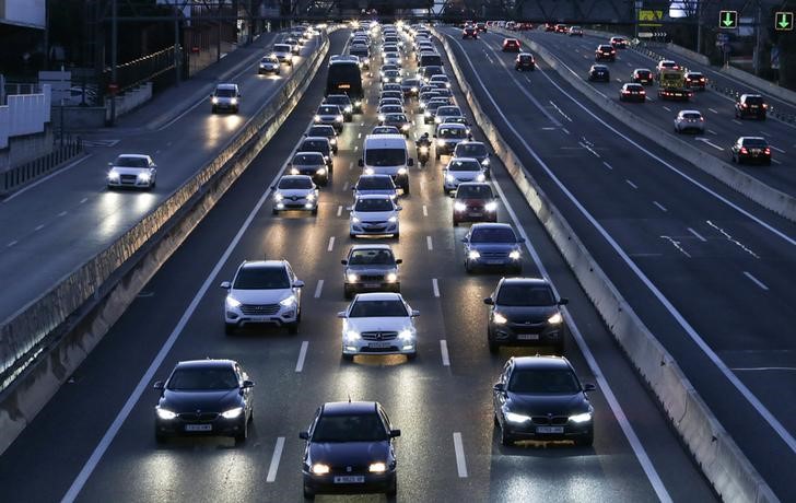 © Reuters. Cars drive on a motorway towards Madrid