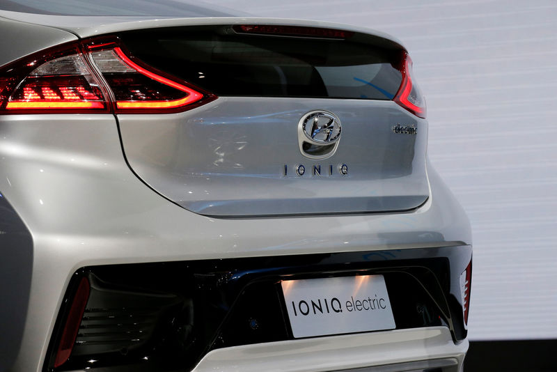 © Reuters. FILE PHOTO -  The 2017 Hyundai Ioniq electric car is seen at the 2016 New York International Auto Show in Manhattan, New York