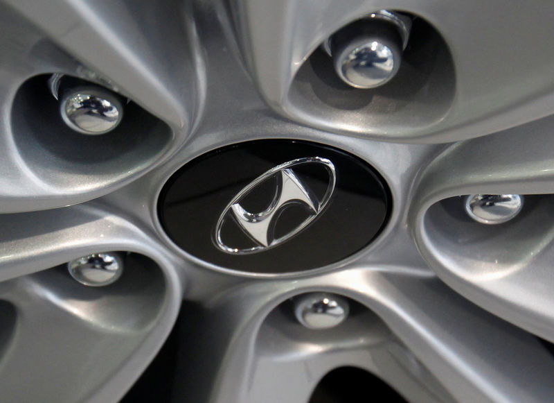 © Reuters. FILE PHOTO -  The logo of Hyundai Motor is seen on a wheel of a car at a Hyundai dealership in Seoul