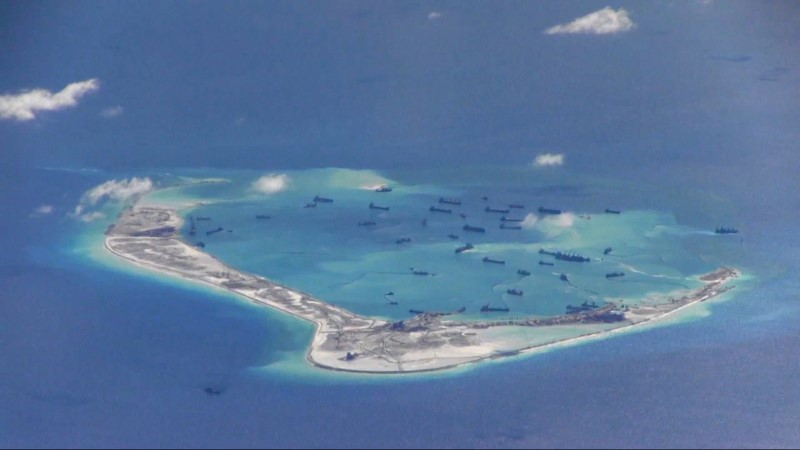 © Reuters. FILE PHOTO -  Still image from United States Navy video purportedly shows Chinese dredging vessels in the waters around Mischief Reef in the disputed Spratly Islands