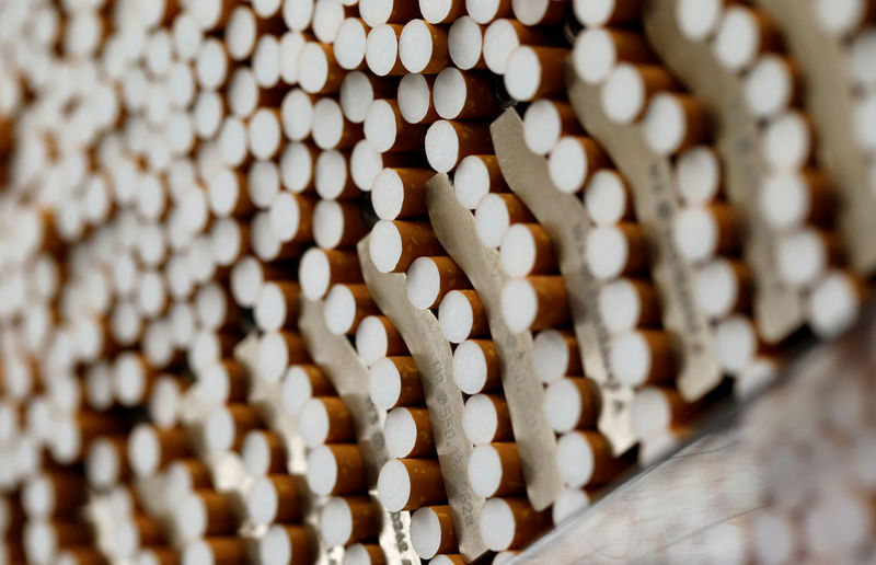 © Reuters. FILE PHOTO -  Cigarettes are seen during manufacturing process in BAT Cigarette Factory in Bayreuth