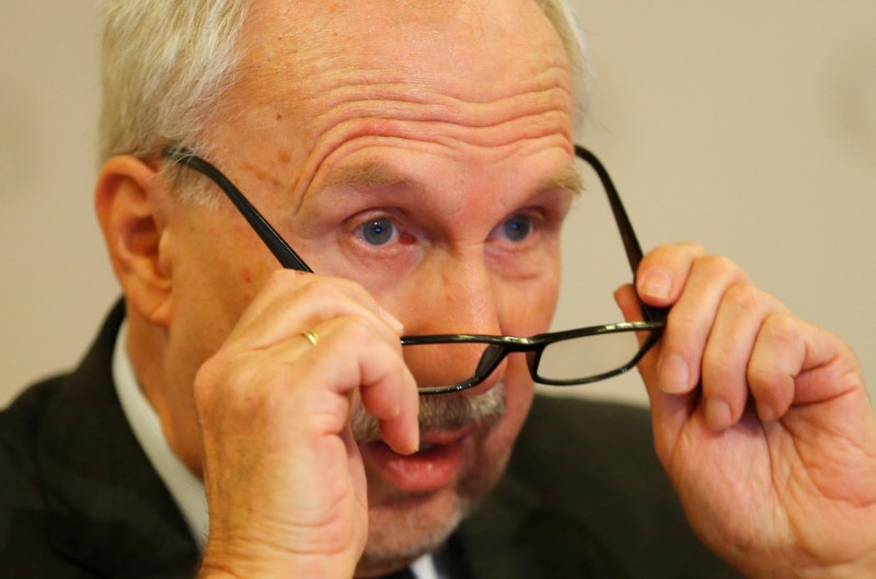 © Reuters. ECB Governing Council member Nowotny addresses a news conference in Vienna