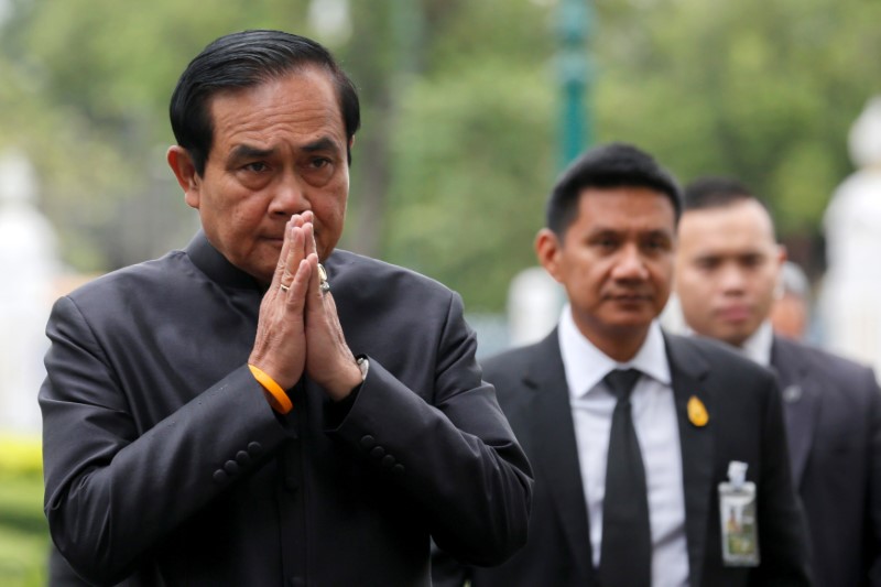 © Reuters. Thailand's Prime Minister Prayuth Chan-ocha gestures in a traditional greeting as his arrives at a weekly cabinet meeting at the Government House in Bangkok