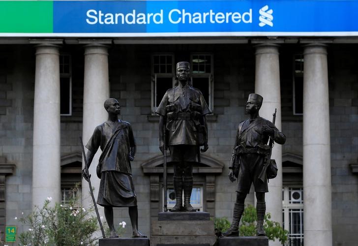 © Reuters. A pre-colonial era monument stands along Kenyatta Avenue in front the Standard Chartered Bank in Kenya