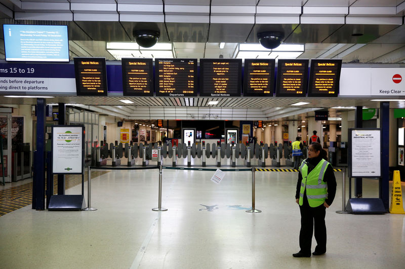 © Reuters. FILE PHOTO: Boards advising passengers of industrial action by Southern railway workers are displayed at Victoria station in London