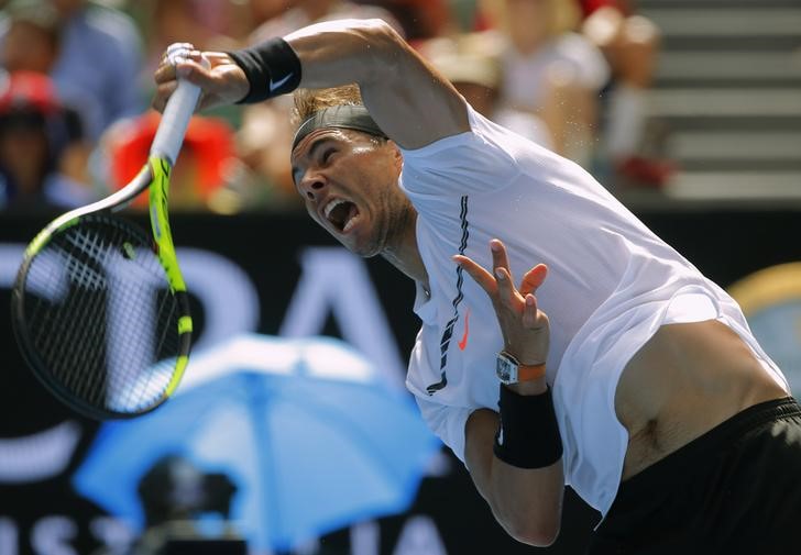 © Reuters. Rafa Nadal debuta con energía en Melbourne