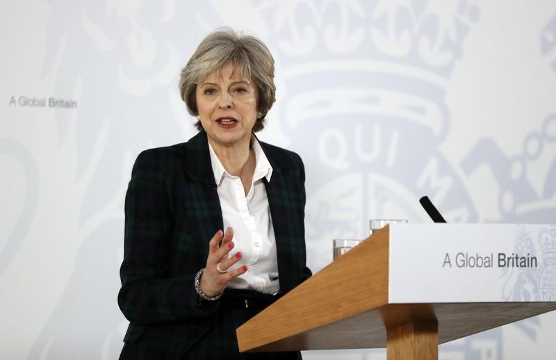 © Reuters. ماي: بريطانيا تريد تجارة معفاة من التعريفة الجمركية مع أوروبا