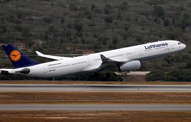 © Reuters. An airplane of Lufthansa airlines takes off, at the Simon Bolivar airport in Caracas