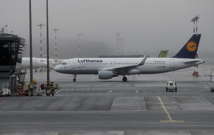 © Reuters. Lufthansa y Etihad están hablando de una fusión