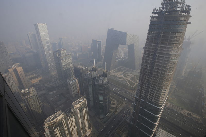 © Reuters. Buildings are pictured amid the smog in Beijing's central business district