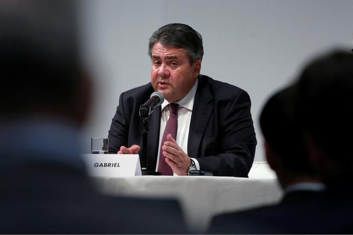 © Reuters. Sigmar Gabriel, Germany's Minister of Economic Affairs and Energy, speaks during a news conference at Asia-Pacific Conference of German Business in Hong Kong