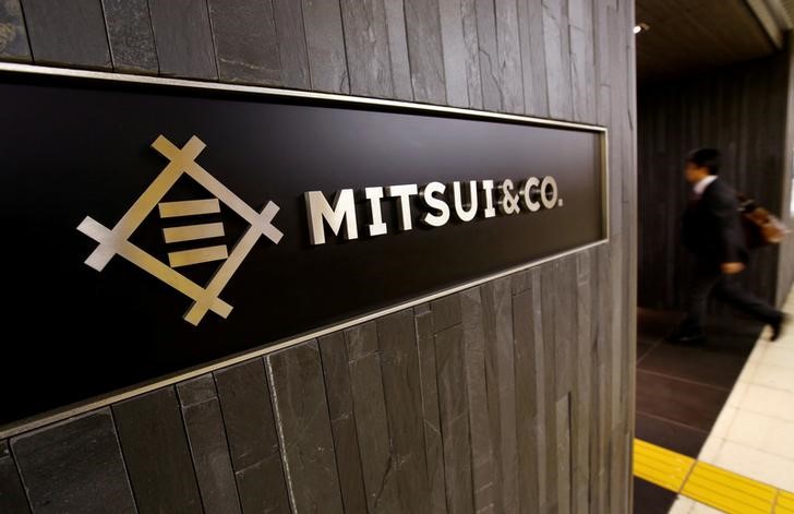 © Reuters. The logo of the Japanese trading company Mitsui & Co. is seen in Tokyo