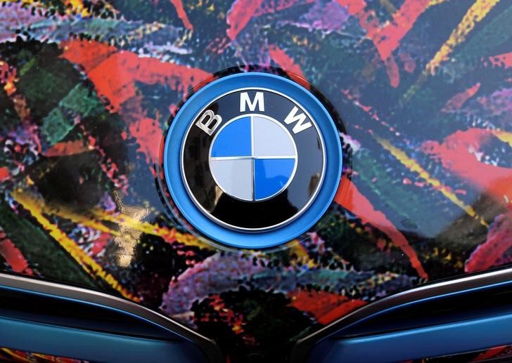 © Reuters. BMW logo is seen on the bonnet of a colour wrapped vehicle in London