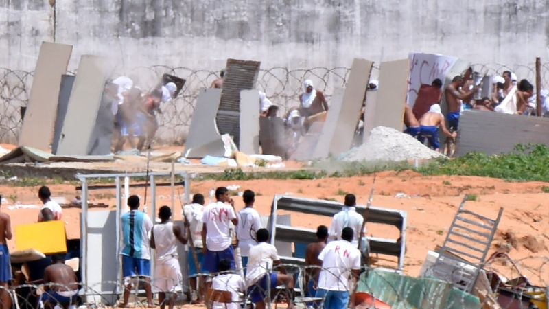 © Reuters. Inmates from different gangs protect themselves during an uprising at Alcacuz prison in Natal