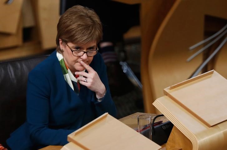 © Reuters. Primeira-ministra escocesa, Nicola Sturgeon, no Parlamento escocês, em Edimburgo