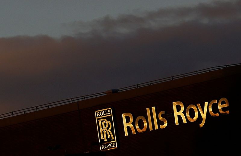 © Reuters. FILE PHOTO - The setting sun reflects on a building at Rolls-Royce in Derby