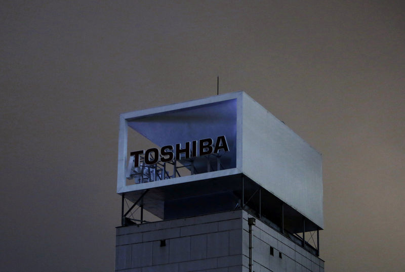 © Reuters. FILE PHOTO: The logo of Toshiba Corp is pictured at its headquarters in Tokyo