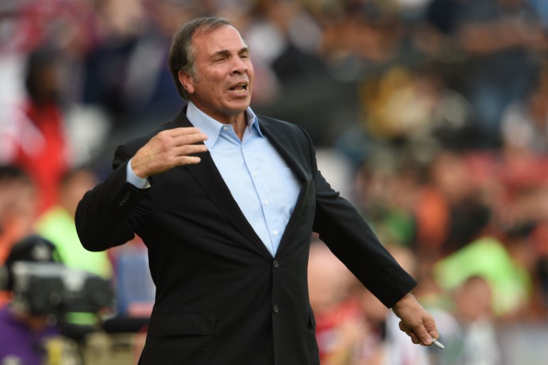 © Reuters. Los Angeles Galaxy head coach Bruce Arena directs his team against the New England Revolution in the 2014 MLS Cup final in Los Angeles, California