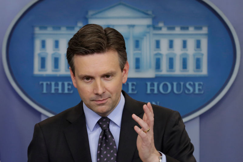 © Reuters. White House Press Secretary Earnest speaks during a daily press briefing at the White House in Washington