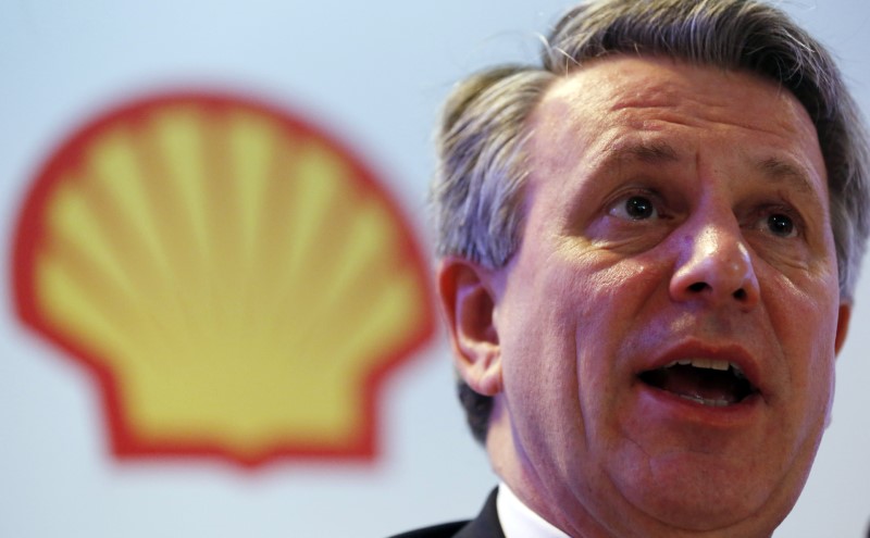 © Reuters. Ben van Beurden, CEO of Royal Dutch Shell, speaks during a news conference in Rio de Janeiro