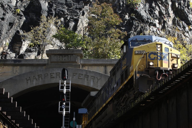 © Reuters. A CSX freight train heads westbound out of a tunnel into Harpers Ferry, West Virginia
