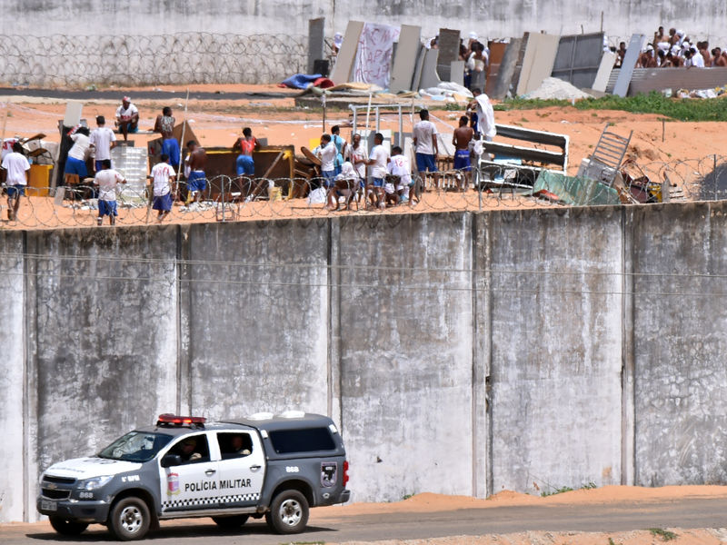 © Reuters. Presos ocupam telhado de pavilhão em presídio do Rio Grande do Norte