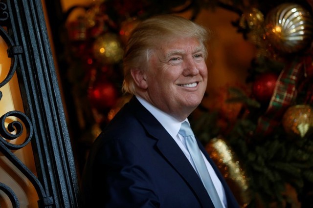 © Reuters. Trump speaks briefly to reporters between meetings at the Mar-a-lago Club in Palm Beach, Florida