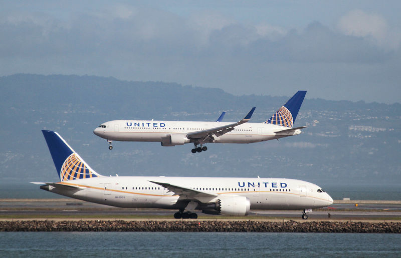 © Reuters. FILE PHOTO - A United Airlines 787 taxis as a United Airlines 767 lands at San Francisco International Airport, San Francisco