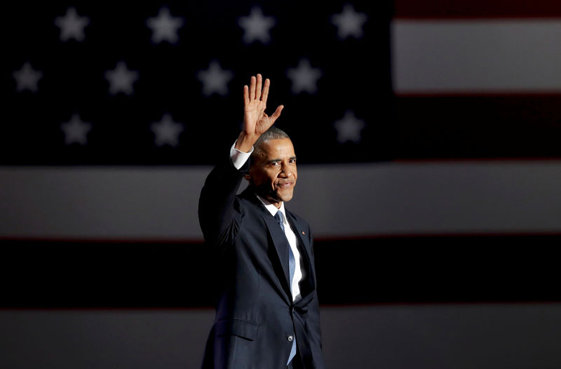 © Reuters. U.S. President Barack Obama acknowledges the crowd as he arrives to deliver his farewell address in Chicago