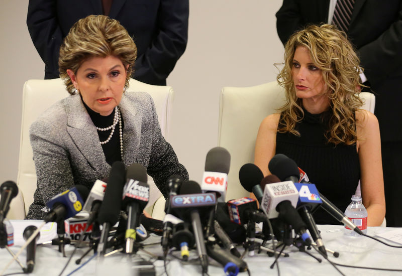 © Reuters. Summer Zervos listens as her attorney Gloria Allred speaks during a news conference announcing the filing of a lawsuit against President-elect Donald  Trump in Los Angeles