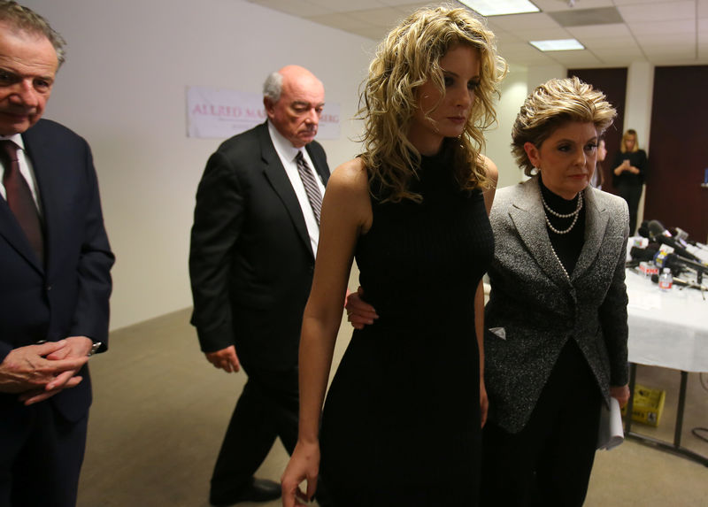 © Reuters. Attorney Gloria Allred leaves with her client Summer Zervos following a news conference announcing the filing of a lawsuit against President-elect Donald Trump in Los Angeles