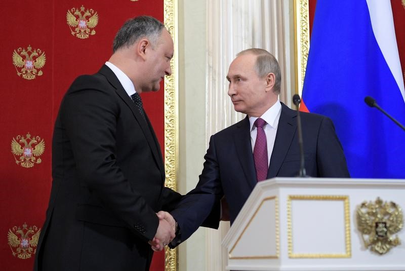 © Reuters. Russian President Putin and his Moldovan counterpart Dodon attend a news conference in Moscow