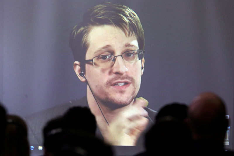 © Reuters. FILE PHOTO: Edward Snowden speaks via video link during a conference at University of Buenos Aires Law School