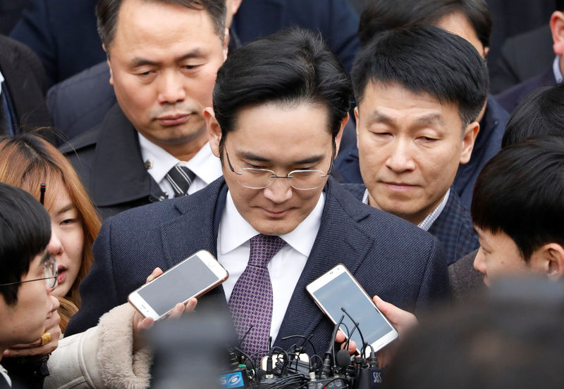 © Reuters. Samsung Group chief, Jay Y. Lee, leaves after attending a court hearing to review a detention warrant request against him at the Seoul Central District Court in Seoul