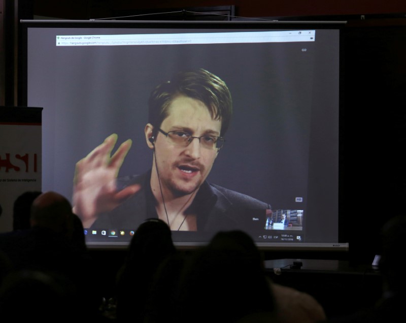 © Reuters. Rusia dice que amplía el permiso de residencia de Snowden 