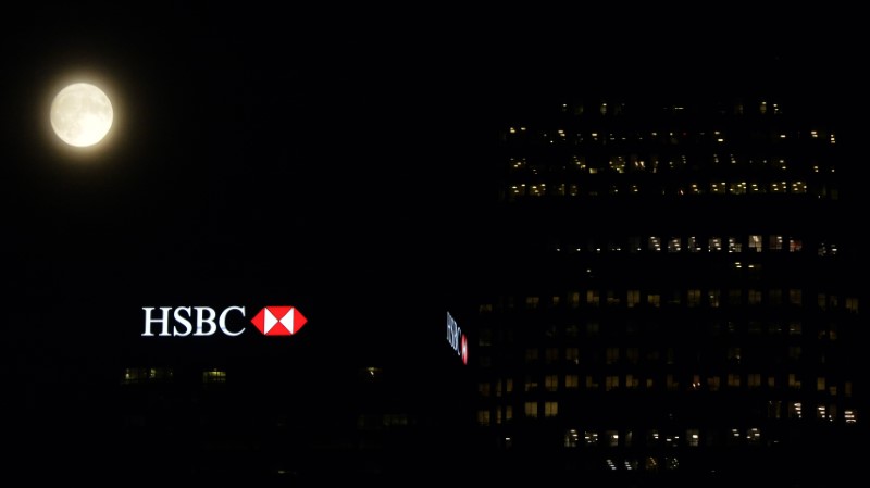 © Reuters. The moon rises over the HSBC building in the Canary Wharf financial district of London, a day before the "supermoon" spectacle, in London