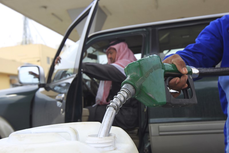 © Reuters. An employee fills a container with diesel at a gas station in Riyadh