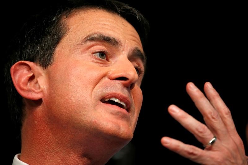 © Reuters. VALLS, GIFLÉ, ASSURE QUE "RIEN" NE L'ARRÊTERA