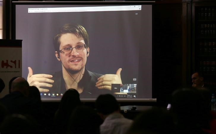 © Reuters. Эдвард Сноуден по видеосвязи участвует в конференции Университета Буэнос-Айреса 14 ноября 2016 года